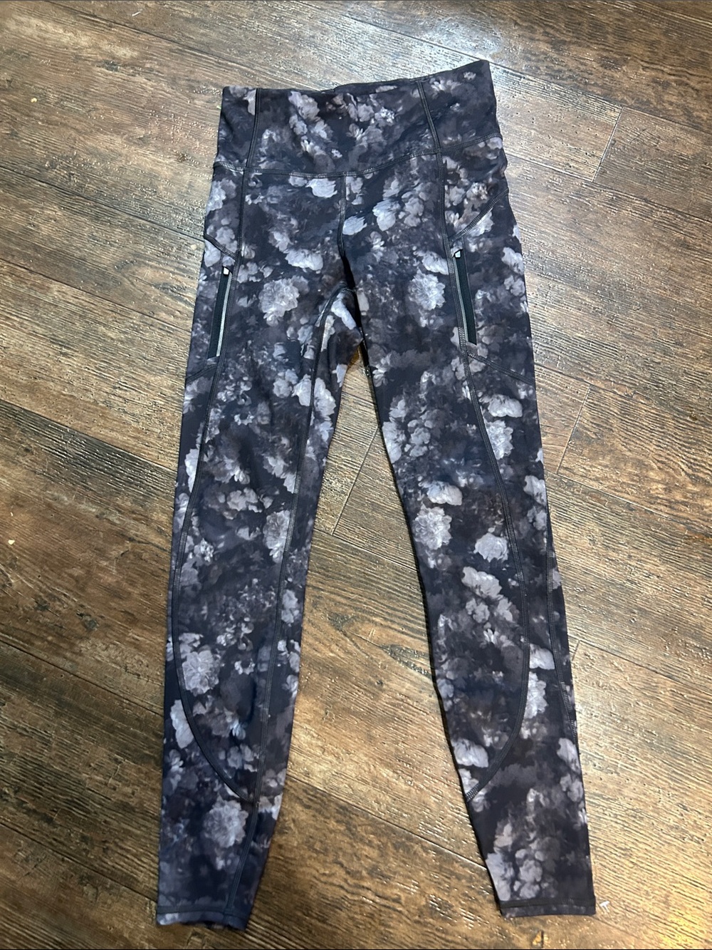 Athleta  Black & Gray Floral Rainer tights with Zipper Pockets